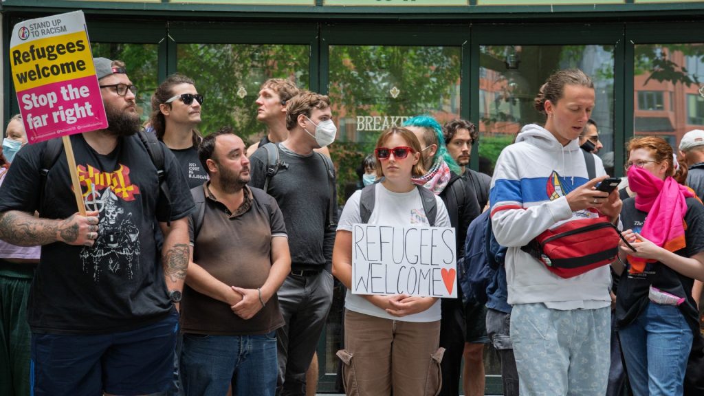 Refugees-welcome-photo-Rob-Browne